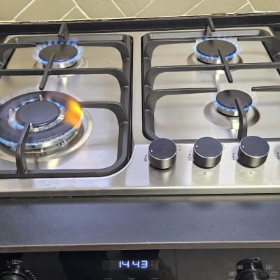 כיריים גז עם להבות כחולות במטבח מודרני