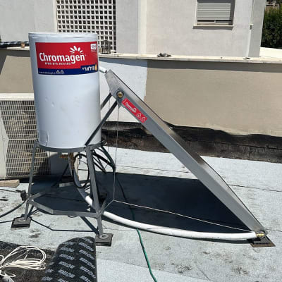 דוד שמש כרומגן על גג עם קולטן סולארי