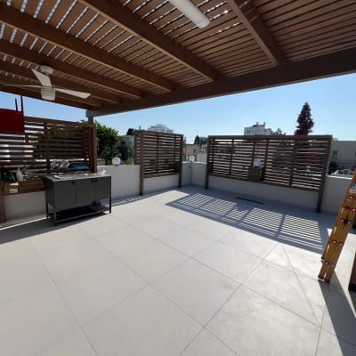 מרפסת עם פרגולה, גריל וסולם