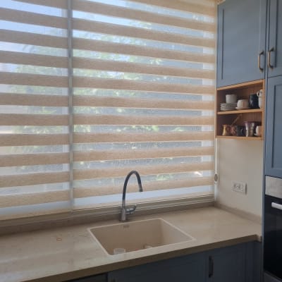 וילון זברה במטבח עם ארונות וכיור