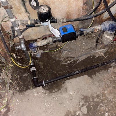 צנרת מים עם מד מים ושסתומים שונים