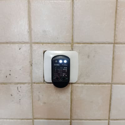 בודק חשמל מותקן על קיר אריחים