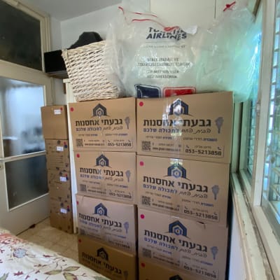 קופסאות קרטון מסודרות בערימה ליד חלון