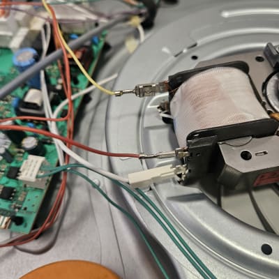 חוטים ורכיבים אלקטרוניים בתוך מכשיר חשמלי