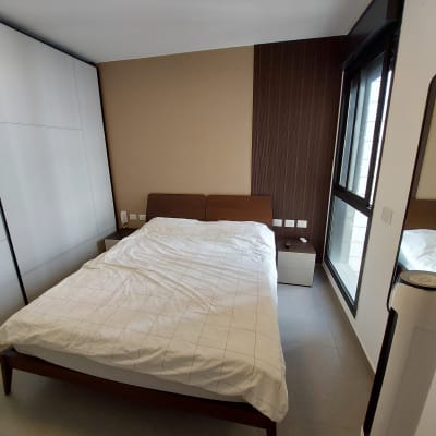 חדר שינה עם קיר צבוע בגוון חום