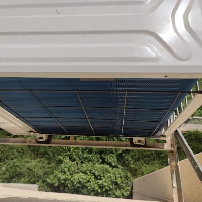 יחידת מזגן חיצונית מותקנת על קיר חיצוני