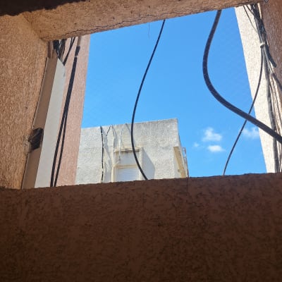 רשת למניעת כניסת יונים בחלון בניין