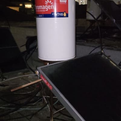 דוד שמש כרומגן על גג עם קולטים