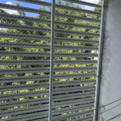 רשת מתכת על חלון למניעת כניסת יונים