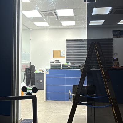 חלון זכוכית עם סולם וחפצים נוספים