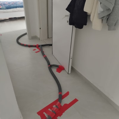 צינור ייבוש מחובר לרצפה עם סרט דביק אדום