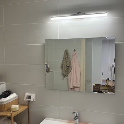 תאורת מראה בחדר אמבטיה עם כיור וברז