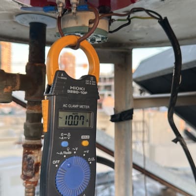 מד זרם מחובר לצינור חשמלי באתר עבודה