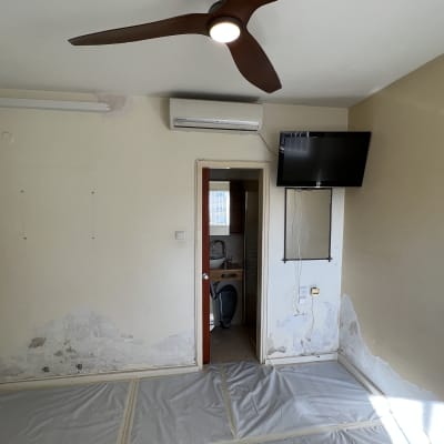 קירות עם קילופי צבע, יריעות פלסטיק על הרצפה