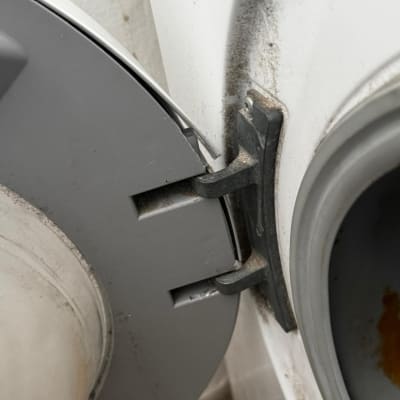 דלת מכונת כביסה עם צירים וחלקים פנימיים