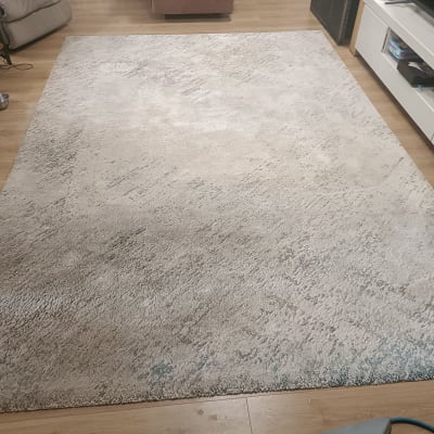 שטיח נקי על רצפת עץ בסלון