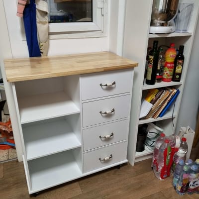 ארון לבן עם מדפים ומגירות על גלגלים