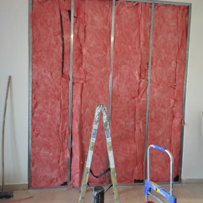 קיר עם בידוד ורוד ומסגרת מתכת