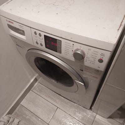 מכונת כביסה בוש עם לוח בקרה דיגיטלי