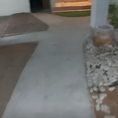 שביל בטון עם אבנים בצד