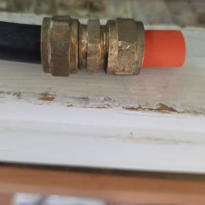 חיבור צינור עם מחבר מתכת בתחום האינסטלציה