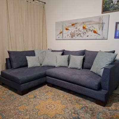 ספה מרופדת עם כריות בחדר מגורים