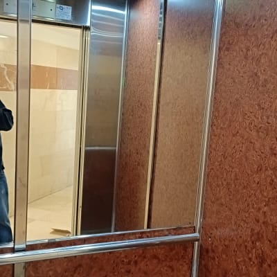 מראה זכוכית במעלית עם מסגרת מתכת