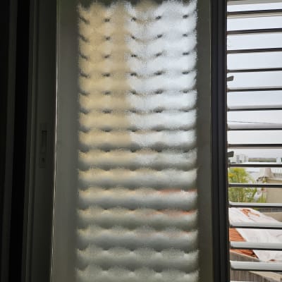 חלון עם זכוכית מחוספסת ותריסים מאלומיניום