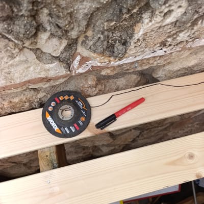 עבודת עץ עם דיסק חיתוך וכלי עבודה