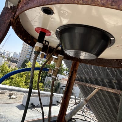 חלקים של דוד שמש על גג עם צינורות וחיבורים