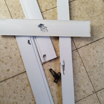 תריסים לבנים שבורים על רצפה מרוצפת