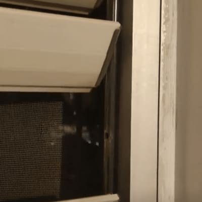 תריסים לבנים עם מסגרת מתכת כהה