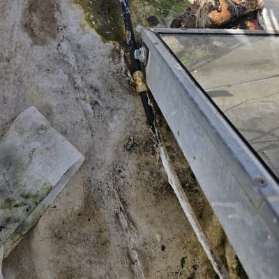 צינור מחובר לדוד שמש עם חיבורים מתכתיים