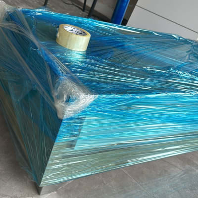 רהיט עטוף בניילון כחול עם גליל דבק עליון