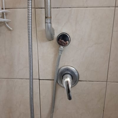 ברז מקלחת עם צינור מתכת חלוד