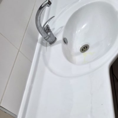 כיור לבן עם ברז בחדר אמבטיה