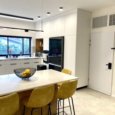 דלת לבנה עם ידית שחורה ומנעול