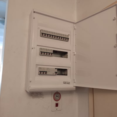 לוח חשמל פתוח עם מפסקים ומתגים