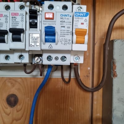 לוח חשמל עם מפסקים וחוטים צבעוניים