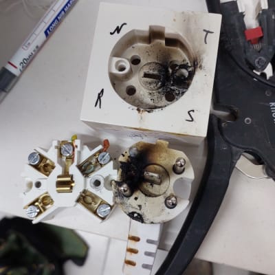 שקע חשמלי שרוף עם חוטים וכלים