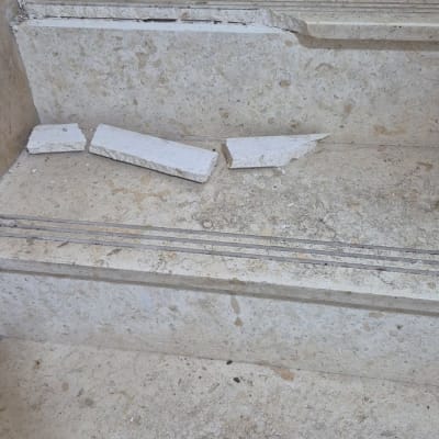 שברי שיש על מדרגות שבורות