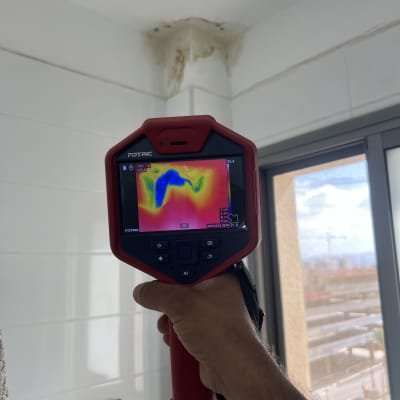 מצלמה תרמית מזהה נזילה בתקרה