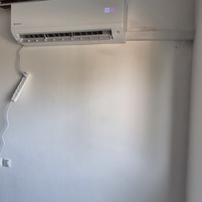 מזגן מותקן על קיר בחדר