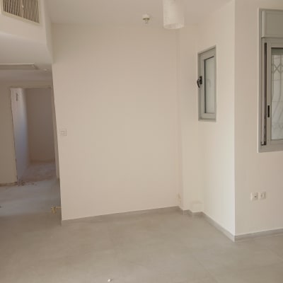 חדר ריק עם קירות צבועים ורצפה חדשה