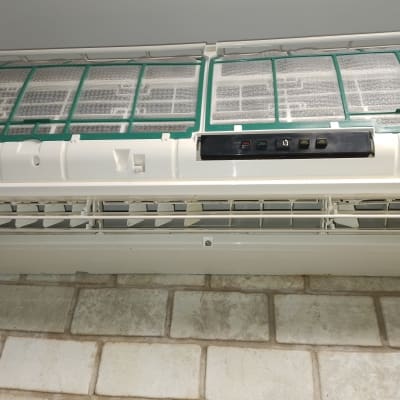 מזגן פתוח עם מסננים ותריסים חשופים