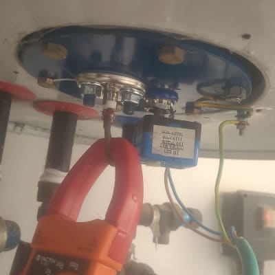 מד זרם מחובר לדוד שמש עם חיבורים חשמליים