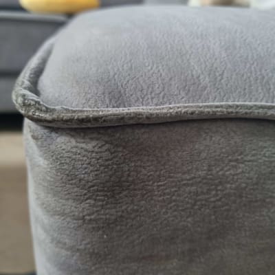 תקריב של ספה אפורה עם קצה בלוי