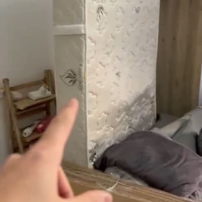 מזרן עומד ליד קופסאות קרטון מוכנות להובלה