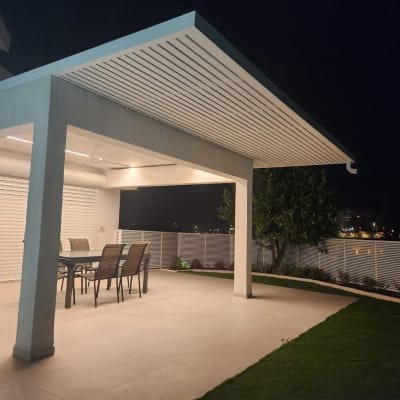 פרגולה אלומיניום בחצר עם שולחן וכיסאות