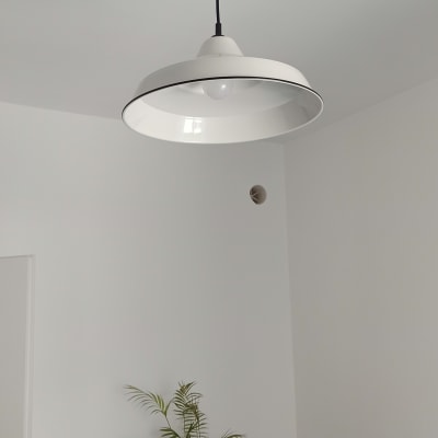 מנורה תלויה עם כבל חשמל שחור מהתקרה